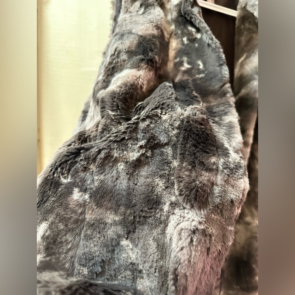Chico’s Gray Faux Fur Vest Size 1 Womens Cozy Open Front Winter Layer Medium - Picture 5 of 8